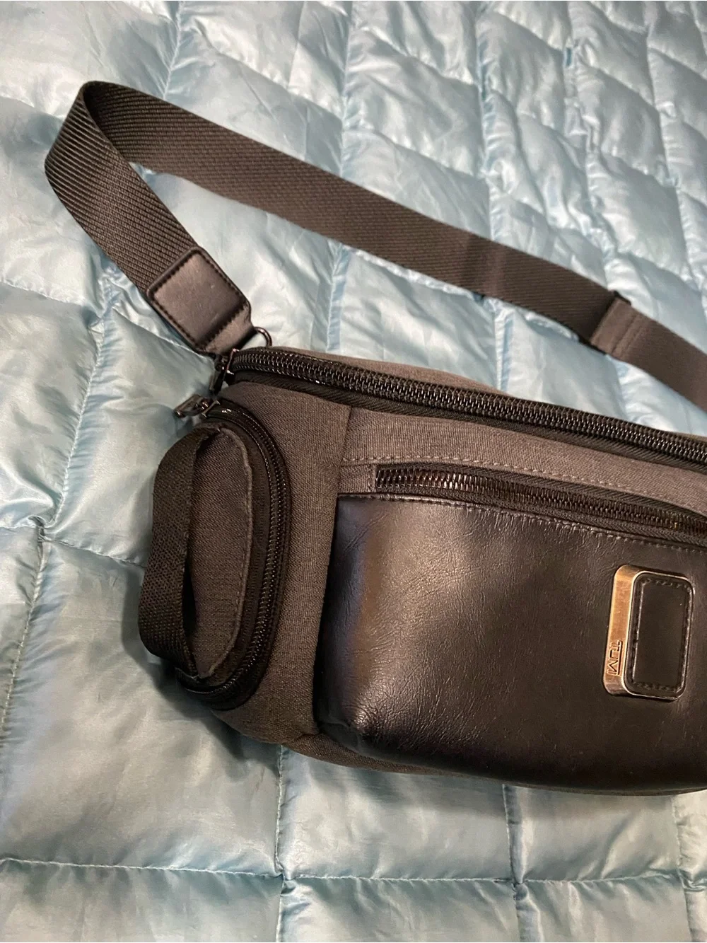 EUC Mens Tumi Black Leather-Front Sling.  Retail $450